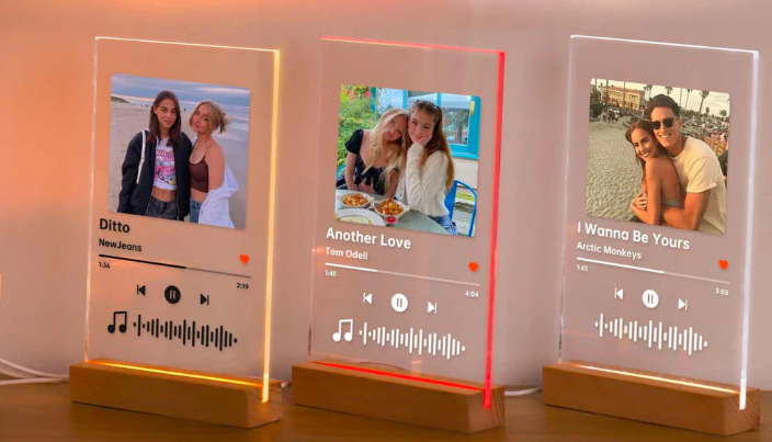 带有定制歌曲和照片的引人入胜的音乐亚克力牌匾