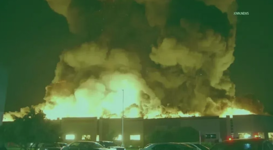 美西仓库深夜燃起冲天大火,大批跨境卖家货物付之一炬